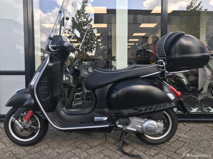 Vespa GTS Supersport 300 matzwart